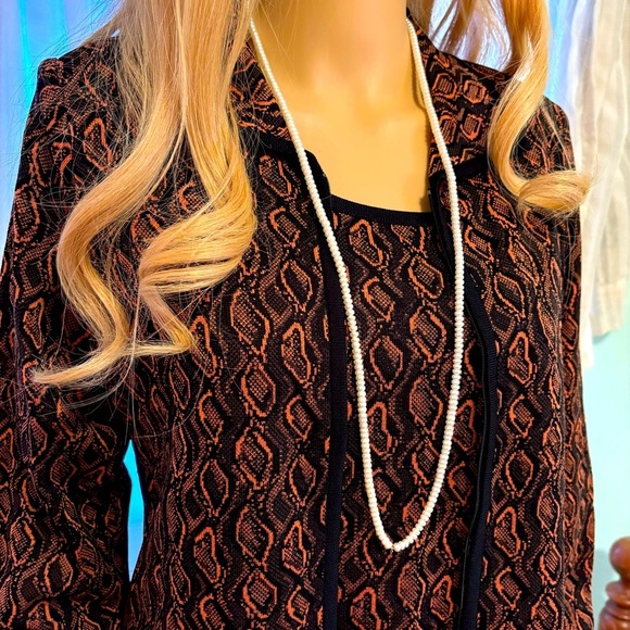 Exclusively Misook Tops - EXCLUSIVELY MISOOK 2 PIECE TWIN SET CORAL AND BLACK  IN EXCELLENT CONDITION